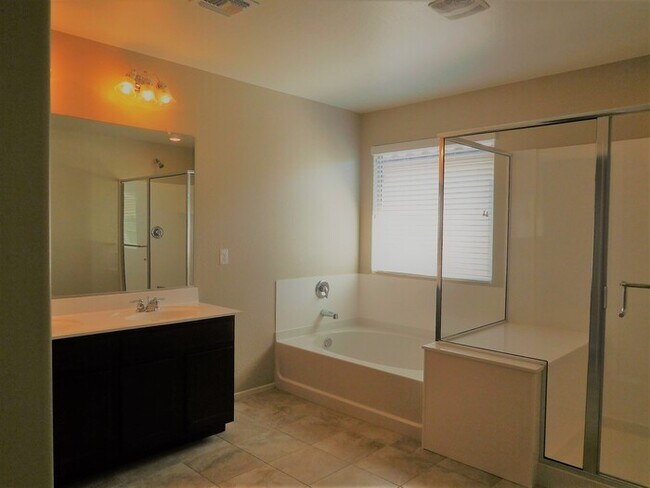 Building Photo - Naturally Well-Lit 4 bed/3 bath Single-Fam...