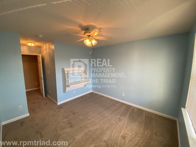 Building Photo - *Move In Special* Spacious 2BR/2.5BA End U...