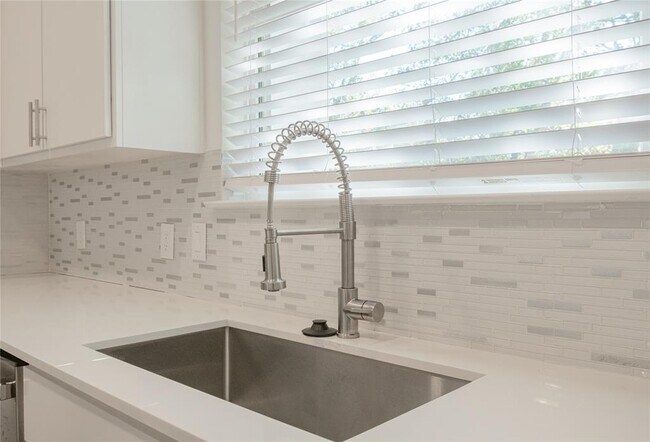 Building Photo - 6325 Ponca St