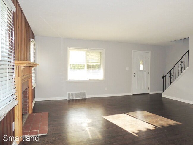 Building Photo - 4 br, 1 bath House - 324 E. 222nd St