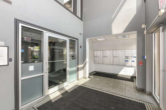 Building Photo - 1515 N Van Buren St