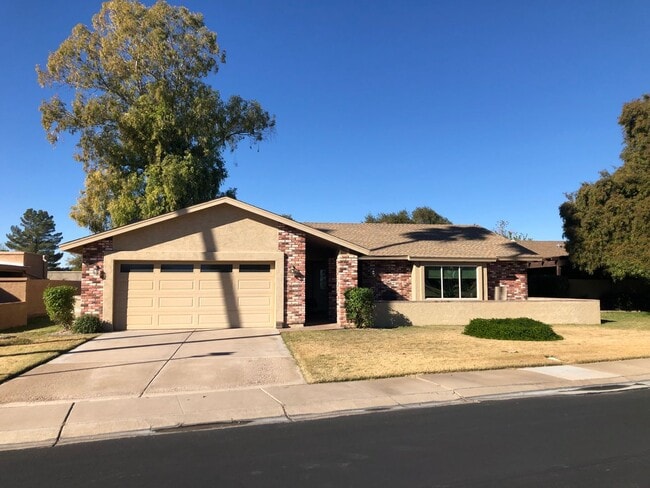 Building Photo - Welcome to this charming 2-bedroom, 2-bathroom house located in Leisure World a 45+ Active Adult ...