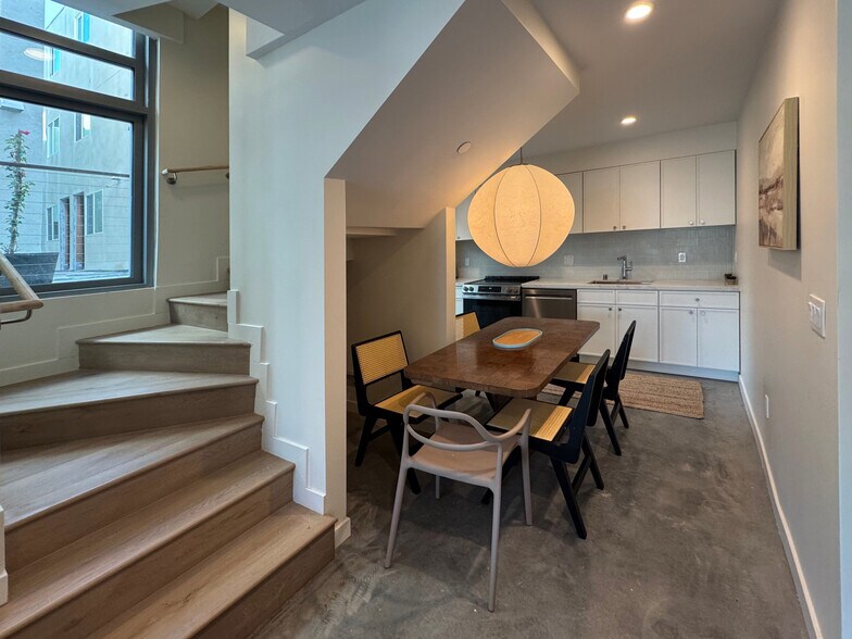 Building Photo - 4548 Huntington Dr S