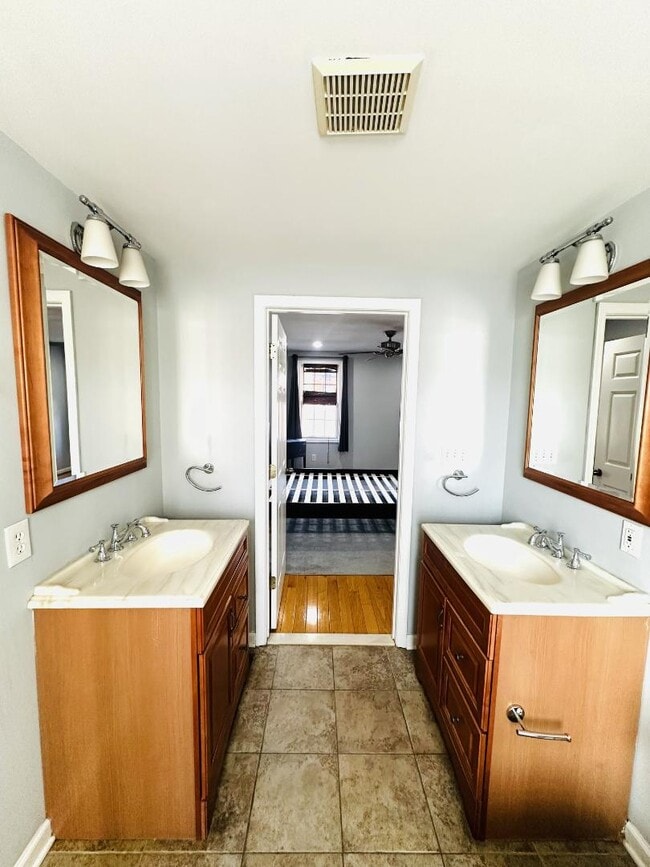 Building Photo - 2517 Foster Ave