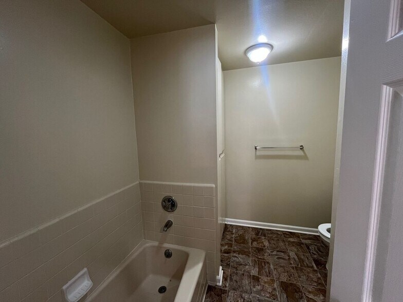 Building Photo - 430 S Niagara St