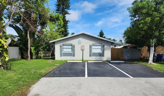 Building Photo - 215 SW 1st Ct