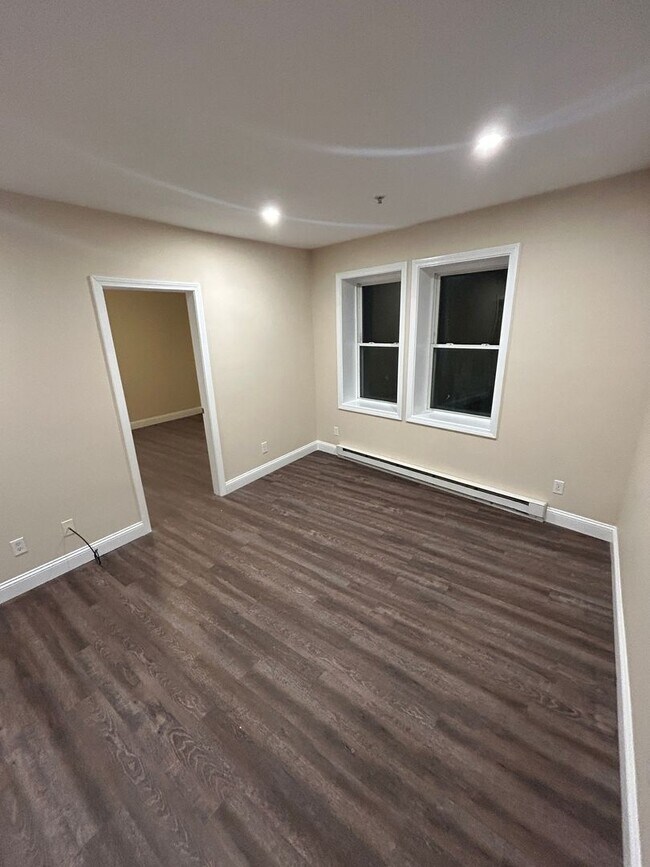 Building Photo - 1039 Main St