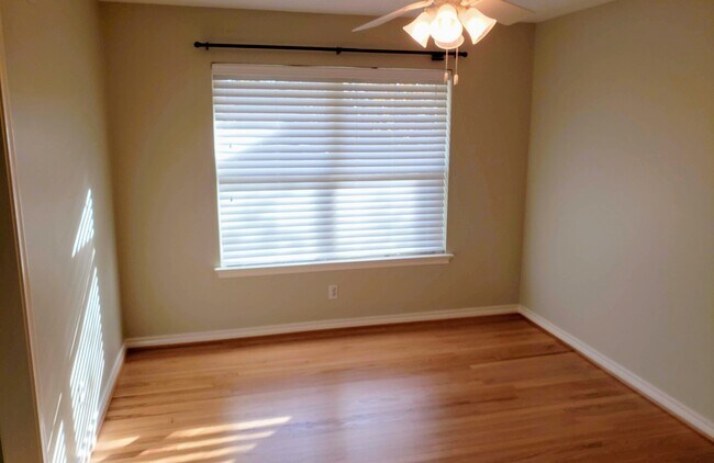 Building Photo - 10535 Lakemere Dr