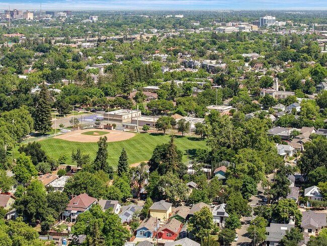 Building Photo - Beautifully updated 2/1 in North Oak Park! Located Close to UC Davis Med Center + MgGeorge Law Sc...