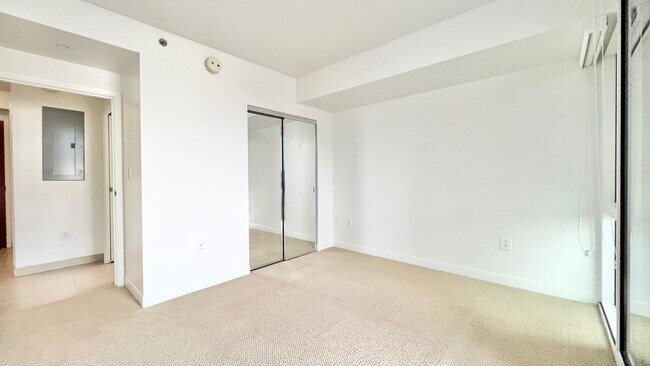 Building Photo - MOVE-IN READY 1 BED/1 BATH/1 PRKG IN 909! ...