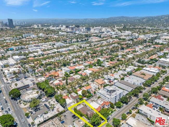Building Photo - 361 1/2 S Doheny Dr