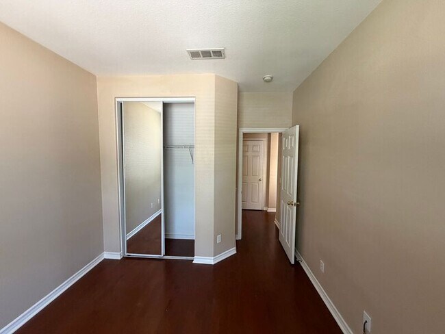 Building Photo - 46263 Drymen Ave