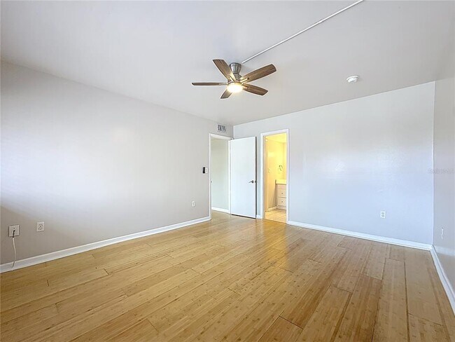 Building Photo - 890 N Village Dr