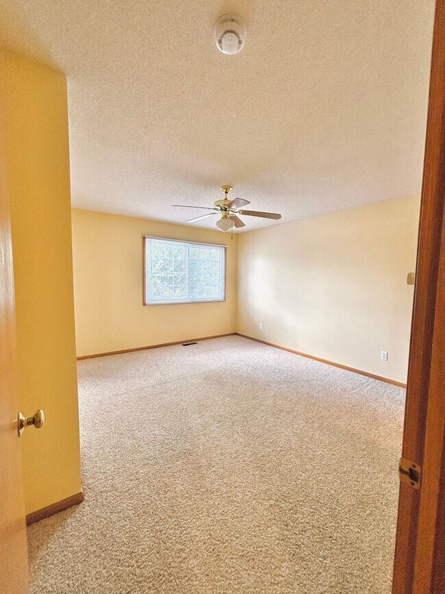 Building Photo - 2 Bedroom Townhome Nestled in The Heart of...