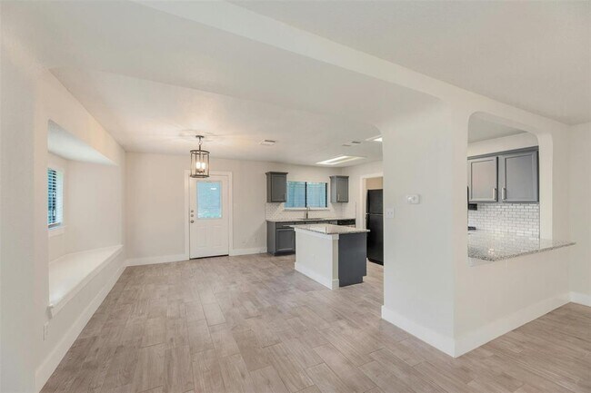 Building Photo - 705 Catumet Dr