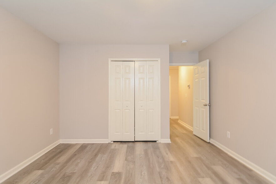 Building Photo - 210 River Hills Dr