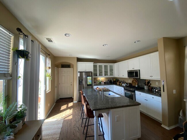 Building Photo - 3 Bedrooms with attached garage in Harveston