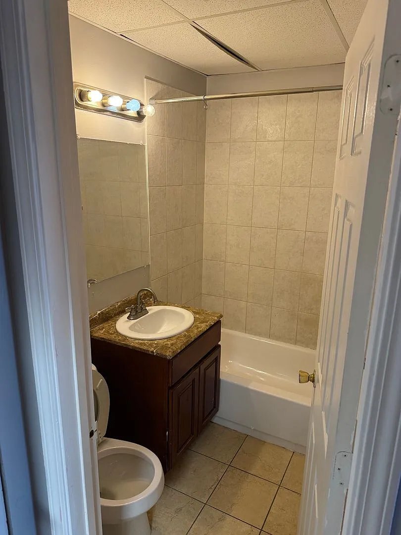 Building Photo - 1613 W 87th St