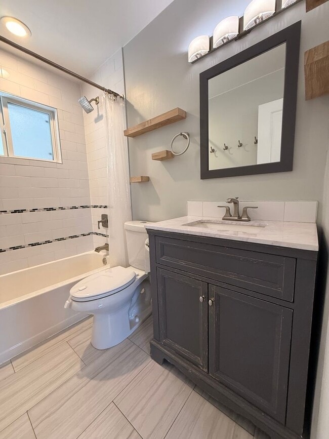 Building Photo - Spacious Twin Lakes Gem!!!