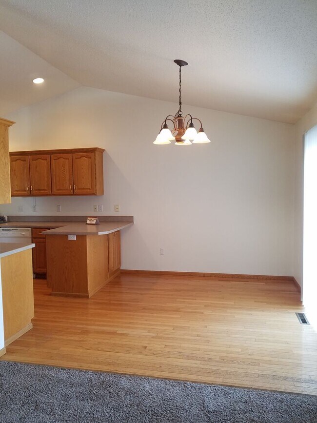 Building Photo - Comfortable 3-Bedroom with Garage & Fenced Yard