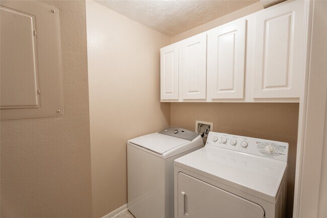 Building Photo - 8051 Bay Branch Dr