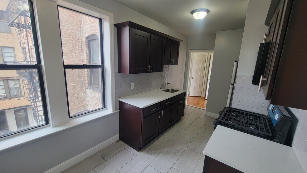 Building Photo - 715 Avenue C
