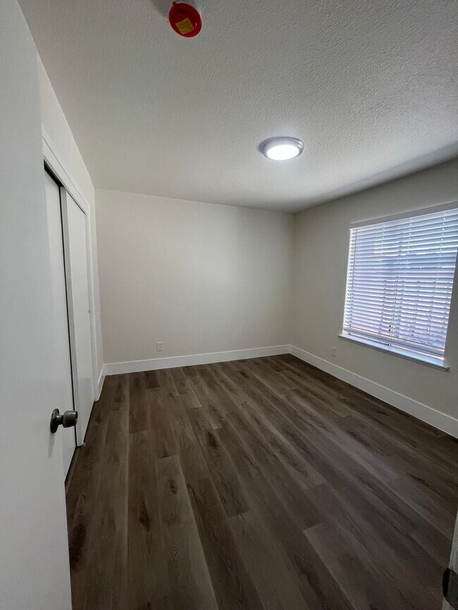 Building Photo - Downstairs unit available at The Arbors! M...
