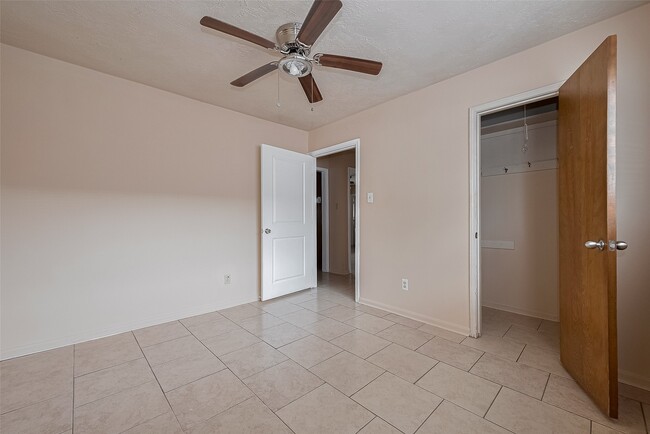 Building Photo - 9126 Willow Meadow Dr