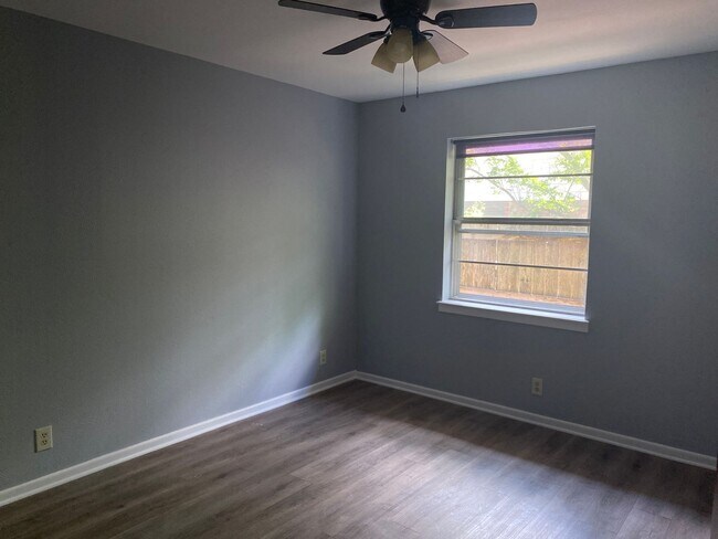 Building Photo - 3/2/2 in Quiet Sherman Neighborhood Near F...