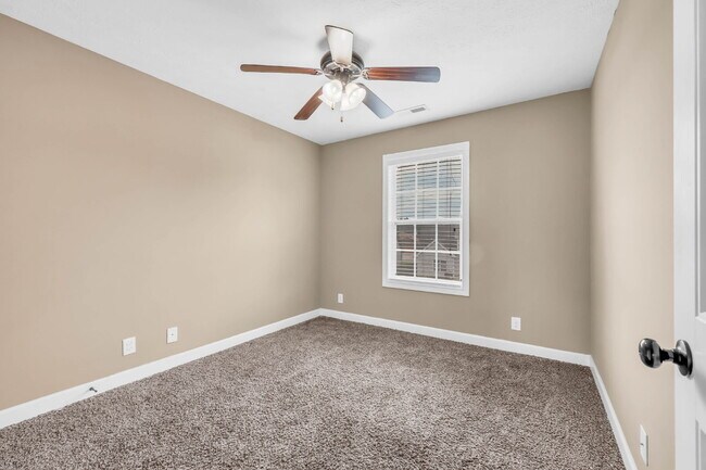 Building Photo - Wonderful 2-story home close to Ft. Campbell