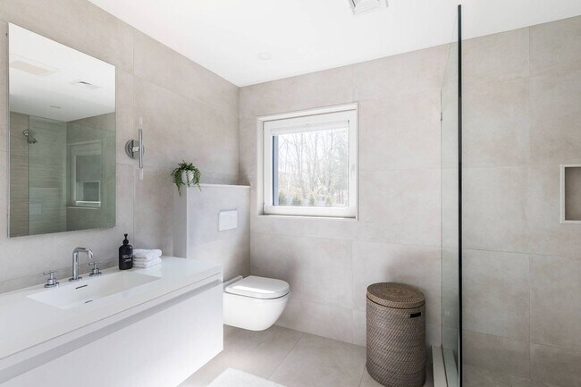 Building Photo - 32 Island View Dr W