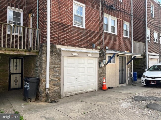 Building Photo - 1323 Gilham St