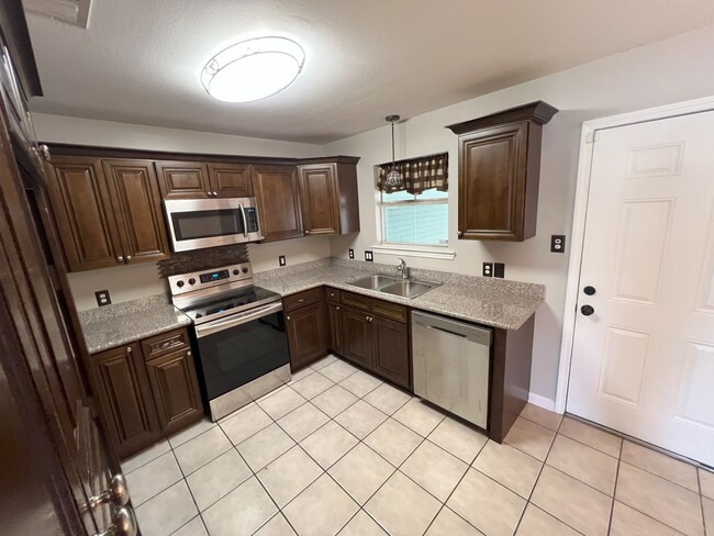 Building Photo - Charming updated 3 bedroom, 2 bath home in...