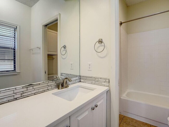 Building Photo - 711 W 21st St