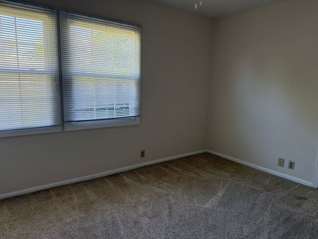 Building Photo - Cozy 2 Bedroom Home