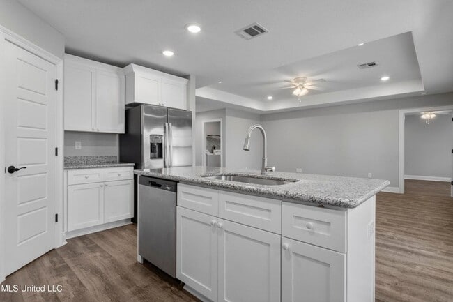 Building Photo - 3 Bed / 2 Bath Home – Modern Finishes & Convenient Location