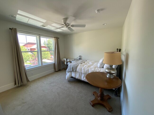 Building Photo - 530 Craftsman Way