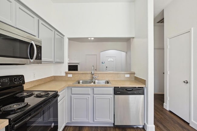 Building Photo - "Charming 3-Bedroom Home Just Minutes from Downtown Dallas!"