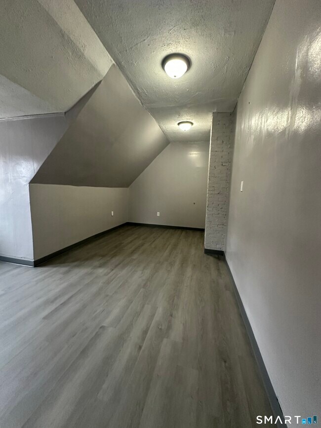 Building Photo - 402 Sigourney St