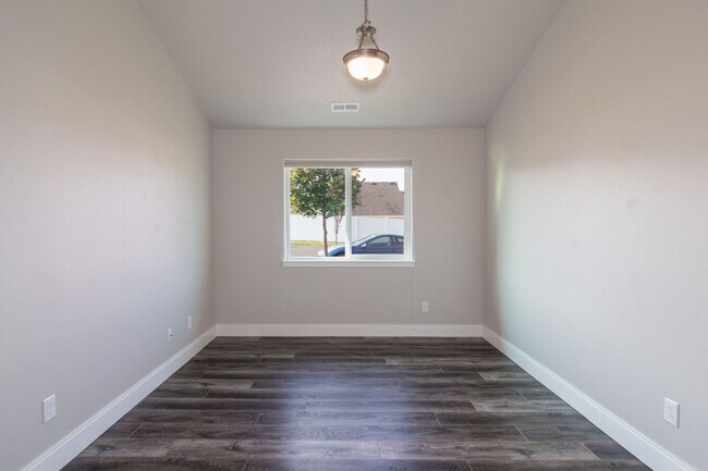 Building Photo - 3 Bed 2 Bath Single Level Morning Side Val...