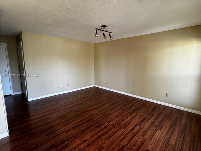 Building Photo - 977 Riverside Dr