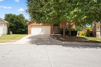 Building Photo - Charming Home Awaits: Spacious & in a Prime Location