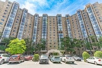 Building Photo - 1 Bedroom Condo in Building with Amenities!