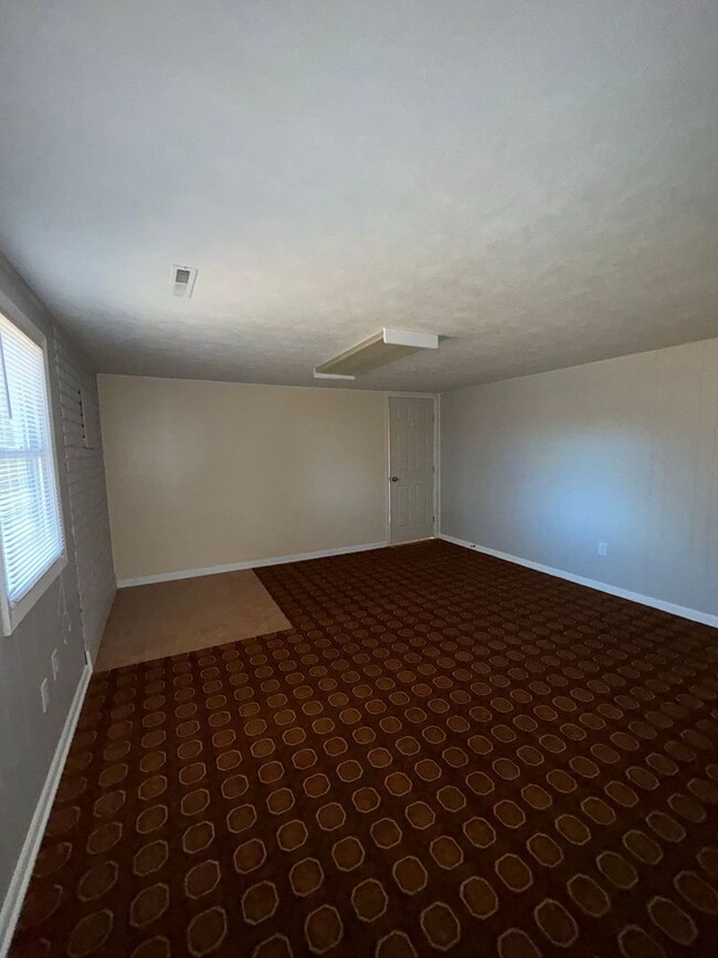 Building Photo - Spacious 4-Bedroom, 2-Bath Home for Rent i...