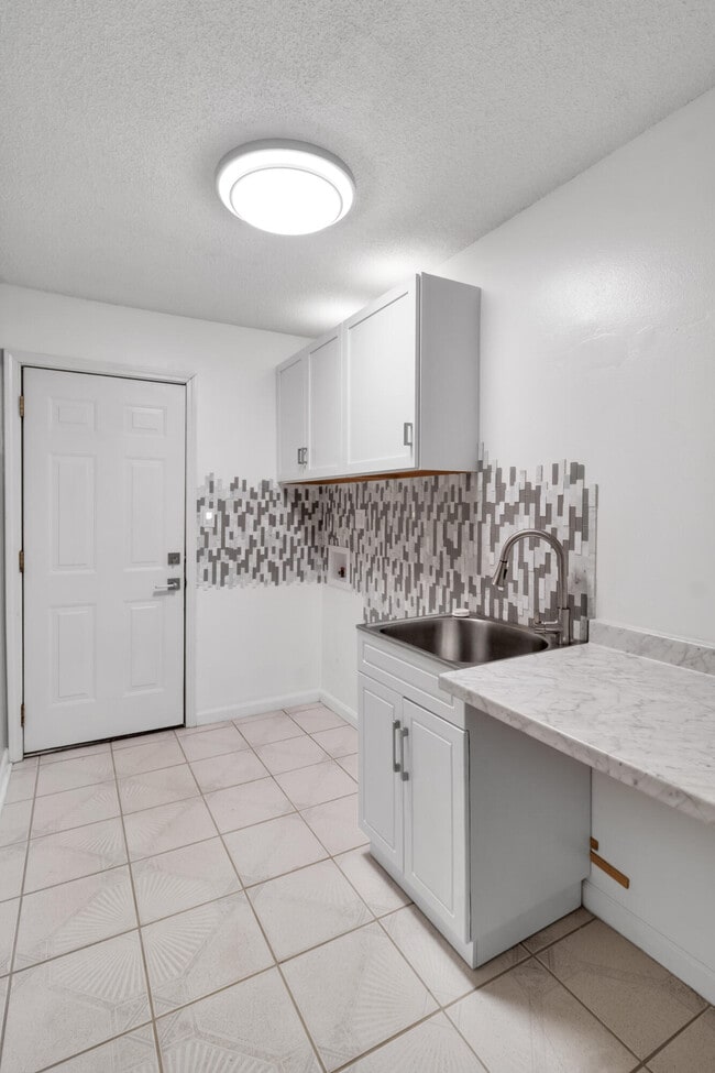 Building Photo - 2500 Bluewater Dr