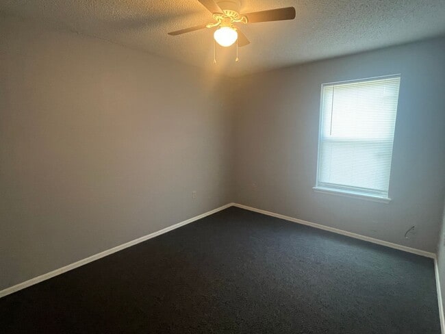 Building Photo - 2207 S Hartford Cove