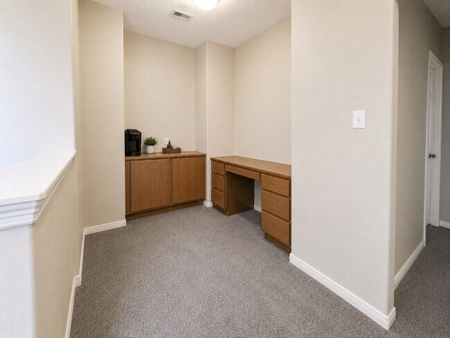Building Photo - 2409 Deerwood Ct