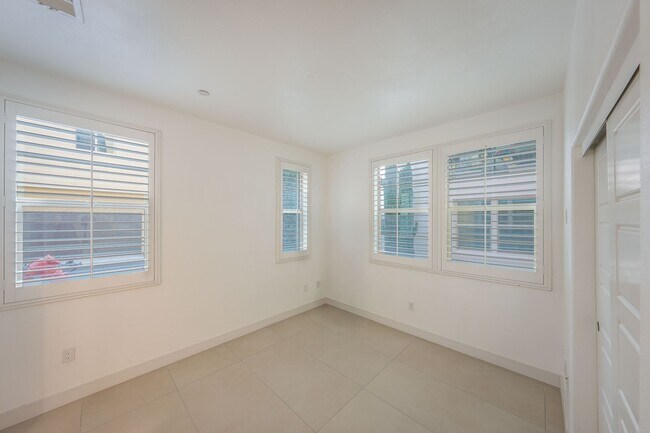 Building Photo - 216 Paramount