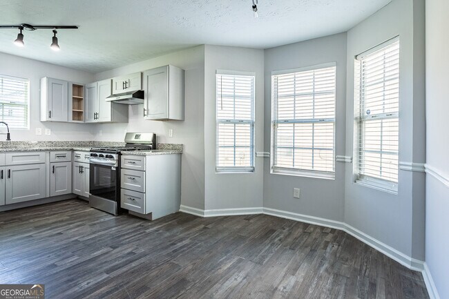 Building Photo - 2 Belmont Park Dr