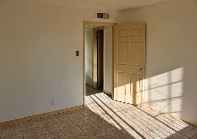 Building Photo - Spacious home Move-In Ready